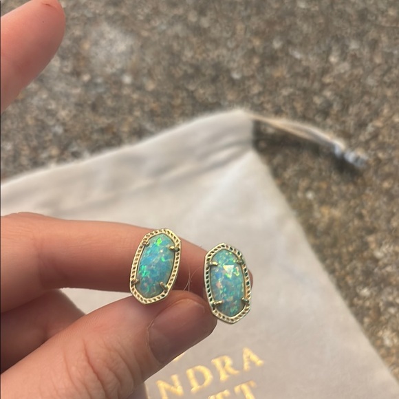 EUC Kendra Scott Ellie turquoise studs - Picture 3 of 3